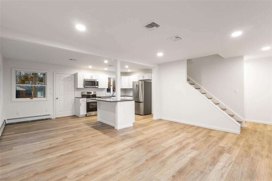 10 Overbrook St in Riverhead, NY - Building Photo