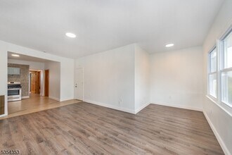 26 Prescott Ave-Unit -2 in Clifton, NJ - Foto de edificio - Building Photo