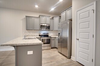 6008 Royal Port Ct in Bellview, FL - Building Photo - Building Photo