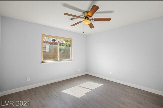 466 E Sunset Rd in Henderson, NV - Building Photo - Building Photo