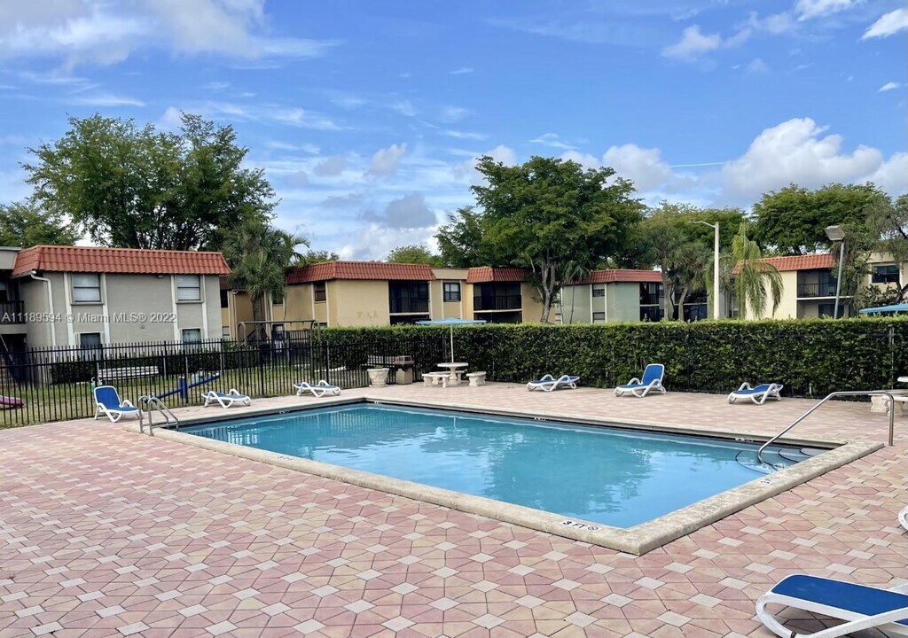 9728 Hammocks Blvd-Unit -201-27 in Miami, FL - Building Photo