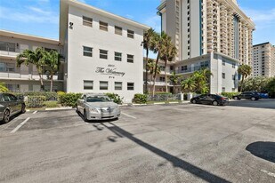 2200 S Ocean Dr in Hollywood, FL - Building Photo