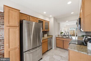 8230 Carrleigh Pkwy in West Springfield, VA - Building Photo