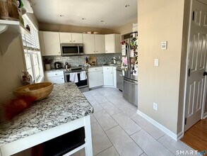 133 Clearview Ct in Derby, CT - Building Photo - Building Photo