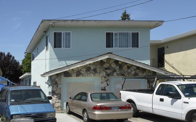 3827-3829 Brookdale Ave in Oakland, CA - Foto de edificio - Building Photo