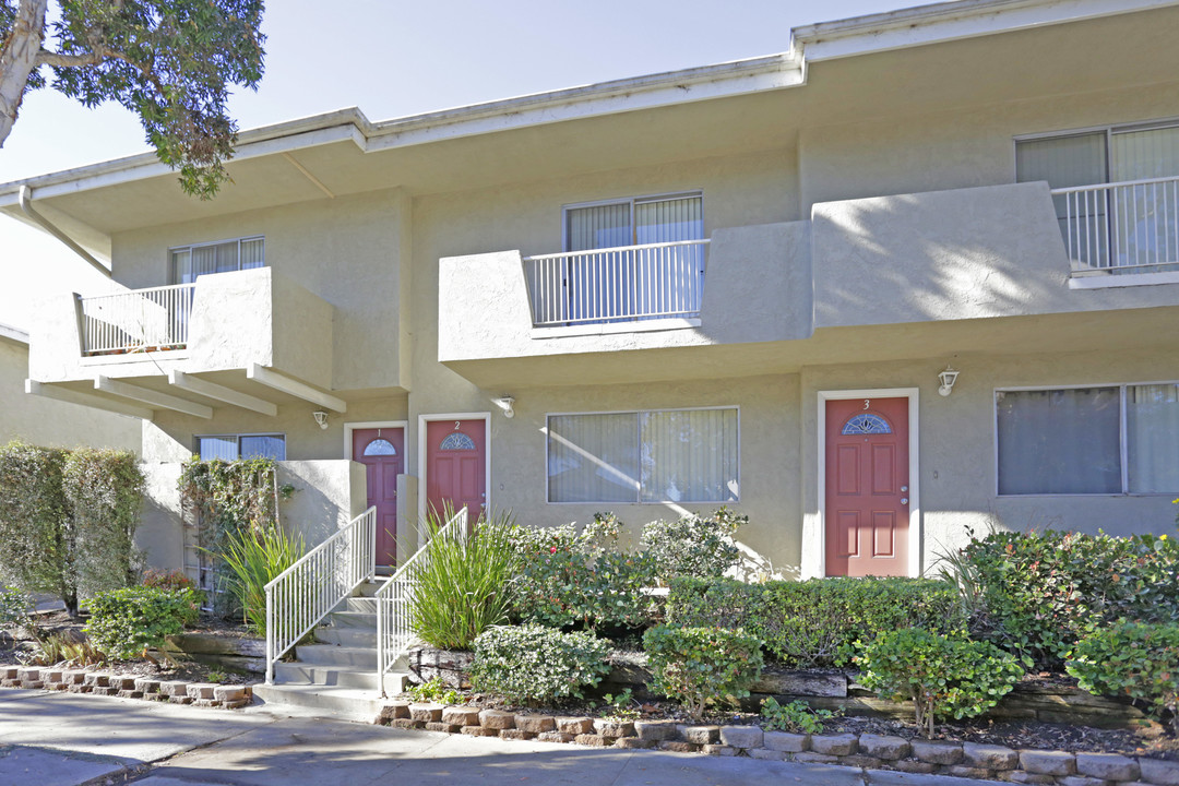 Entrada Townhomes in Goleta, CA - Foto de edificio