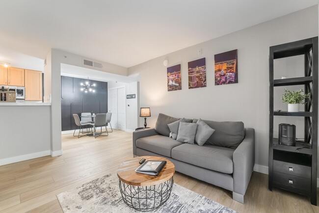 950 Seven Hills Dr, Unit Love Henderson Place in Henderson, NV - Building Photo - Building Photo
