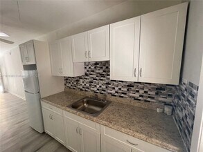 65 Washington Ave in Miami Beach, FL - Building Photo - Building Photo