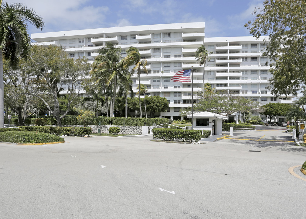 Commodore Club West in Key Biscayne, FL - Building Photo