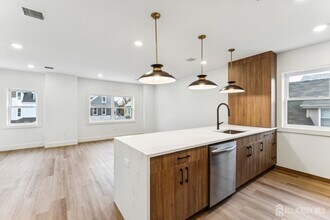 84 Hollywood Ave in East Orange, NJ - Building Photo - Building Photo