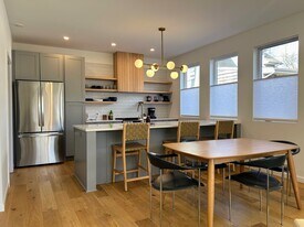 907 E Washington St, Unit B in Urbana, IL - Building Photo