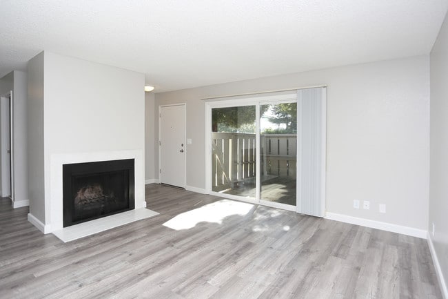 Riverbelle Park Apartments in Sacramento, CA - Building Photo - Interior Photo