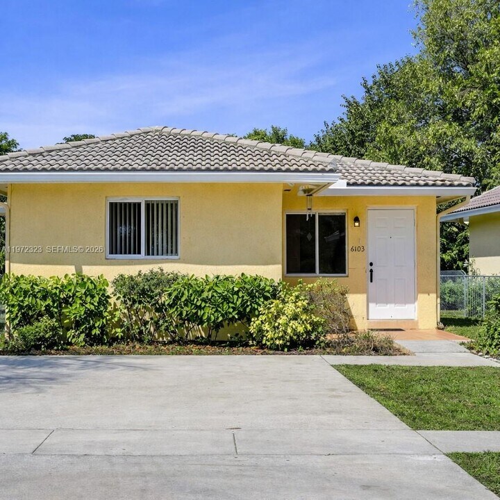 6103 Grant St in Hollywood, FL - Building Photo