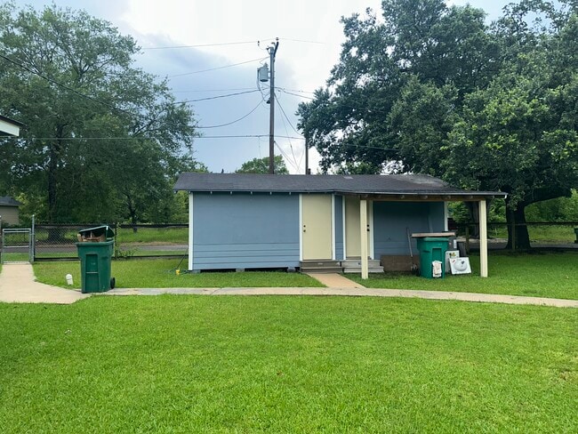 2318 Riverside Dr in Orange, TX - Building Photo - Building Photo
