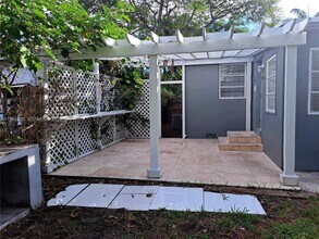 335 NW 102nd St in Miami, FL - Building Photo - Building Photo