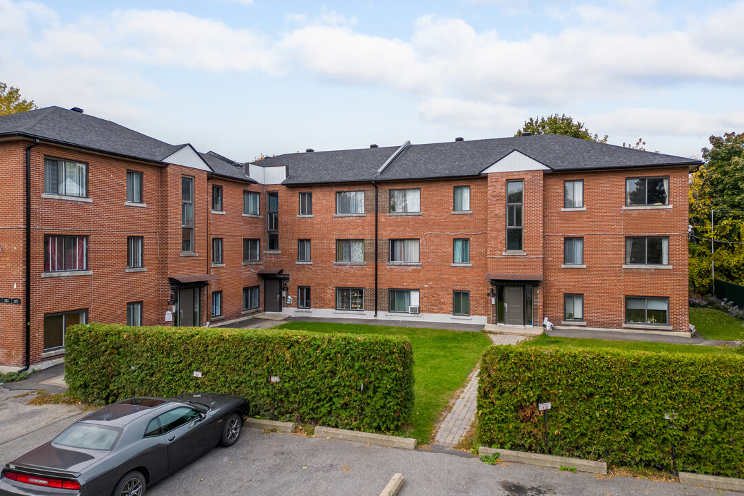 279-287 45E Av in Montréal, QC - Building Photo