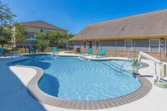 11320 Greenwell Springs Rd in Baton Rouge, LA - Building Photo - Building Photo