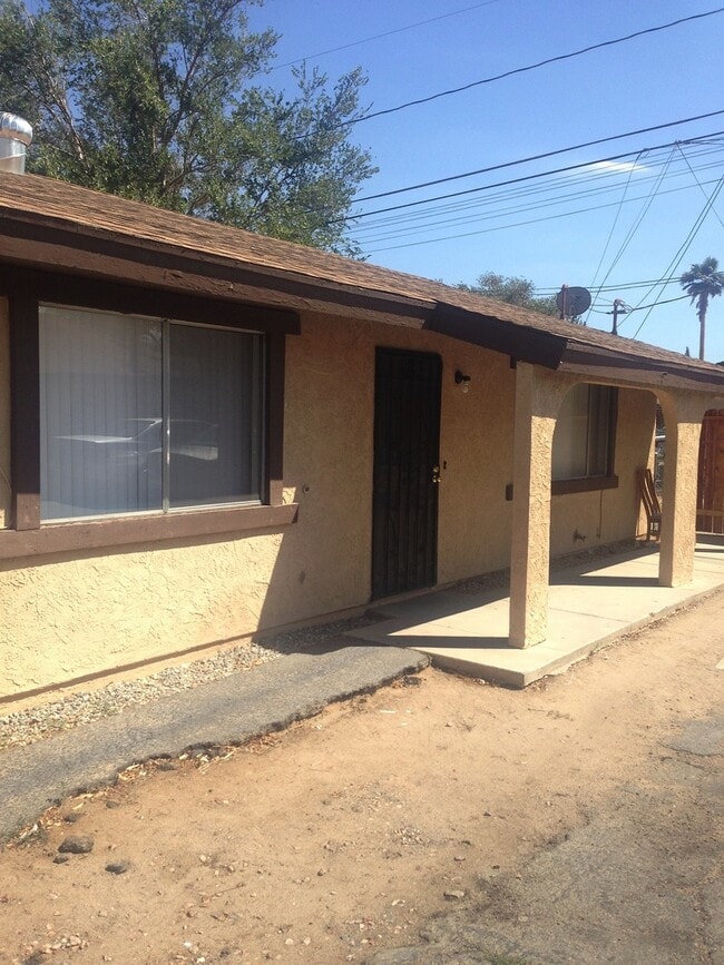 16465 Smoke Tree St in Hesperia, CA - Building Photo - Building Photo