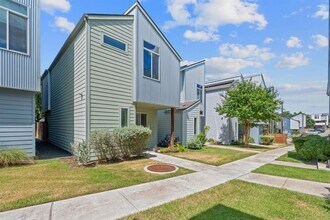 801 N Bluff Dr in Austin, TX - Building Photo - Building Photo