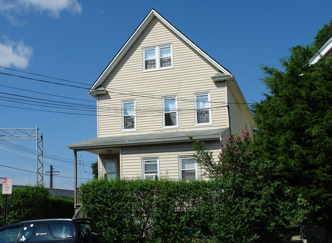 16 Walnut St in New Rochelle, NY - Building Photo - Building Photo