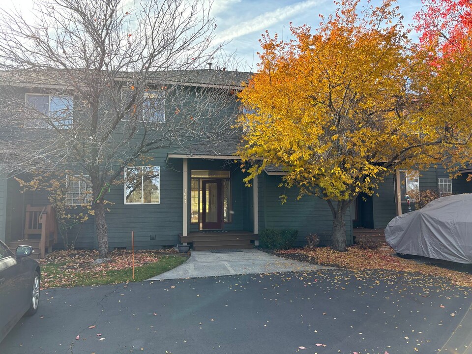 1053 Golden Pheasant Dr in Redmond, OR - Building Photo