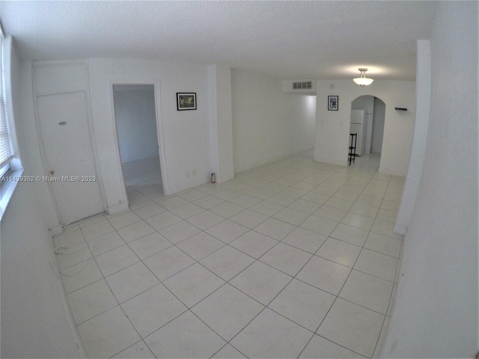 2903 NE 163rd St, Unit 404 in North Miami Beach, FL - Building Photo