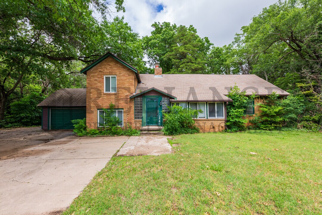 9306 W Maple St in Wichita, KS - Building Photo