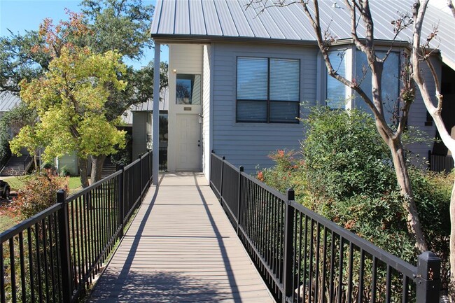 108 World of Tennis Sq in Lakeway, TX - Foto de edificio - Building Photo
