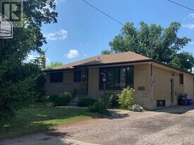 1393 Selkirk Ave in Oakville, ON - Building Photo