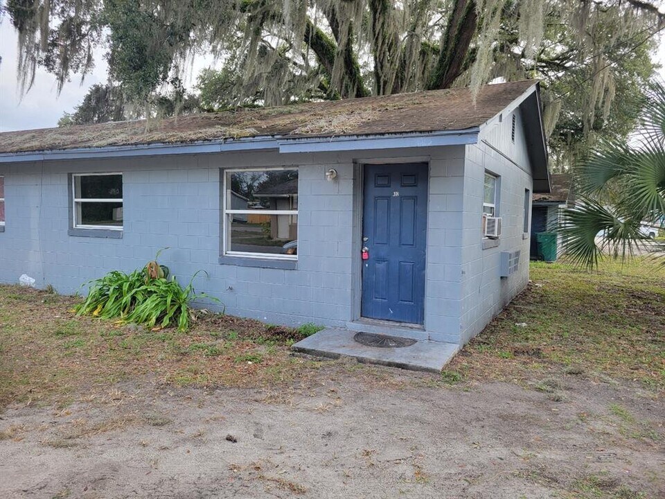 402 Terry St in Wildwood, FL - Foto de edificio