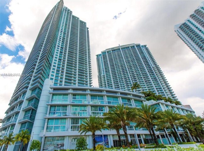 90 SW 3rd St, Unit # 3408 in Miami, FL - Building Photo - Building Photo