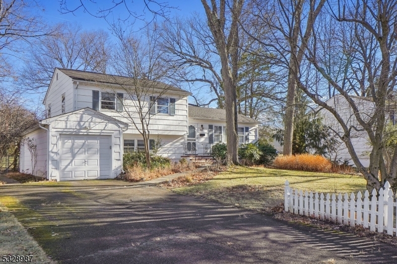 95 Vere Terrace in Livingston, NJ - Building Photo