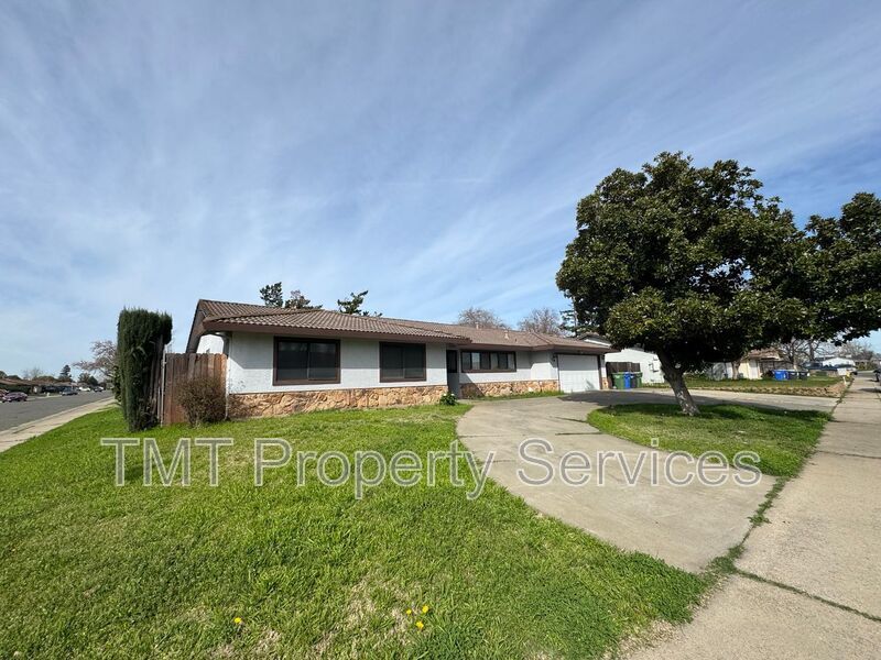 238 Oberlin Dr in Galt, CA - Building Photo