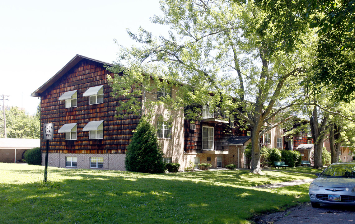 2020 Monroe Apartments in Salem, OH - Foto de edificio