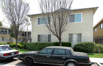 182 W Elmwood Ave in Burbank, CA - Building Photo - Building Photo