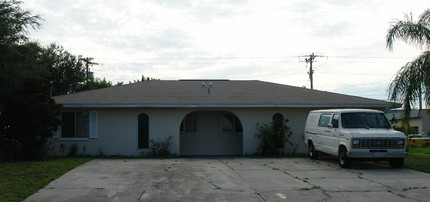 2105 SE 15th Pl in Cape Coral, FL - Building Photo - Building Photo