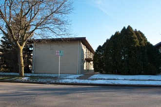 Delafield Courtyard in Waukesha, WI - Foto de edificio - Building Photo