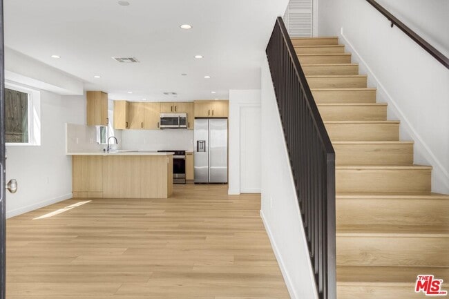 10826 Hesby St in Los Angeles, CA - Building Photo - Building Photo