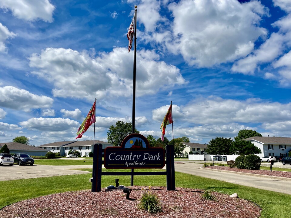 Country Park in Oshkosh, WI - Building Photo