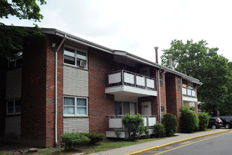 Cadillac Manor in Spring Valley, NY - Foto de edificio - Building Photo