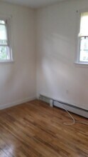 144 E Main St, Unit 1 in Clinton, CT - Foto de edificio - Building Photo