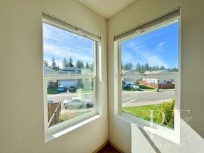 2263 SW Lazuli St in Port Orchard, WA - Foto de edificio - Building Photo