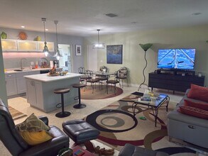 4921 Hyacinth Way S in St. Petersburg, FL - Foto de edificio - Building Photo