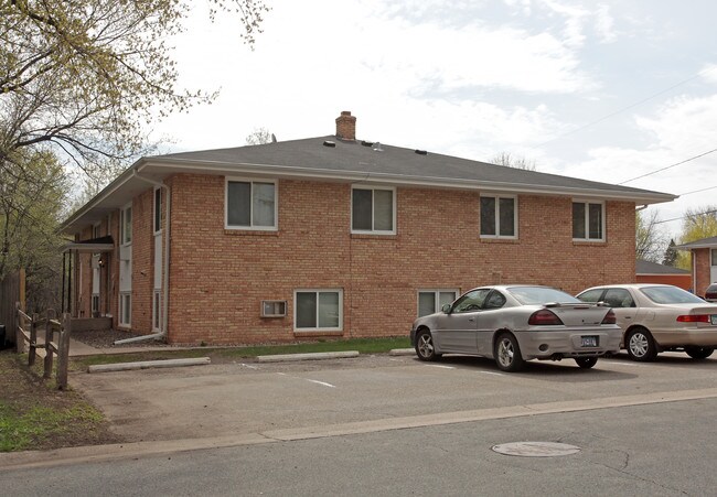 Colonial Apartments in Lakeville, MN - Building Photo - Building Photo