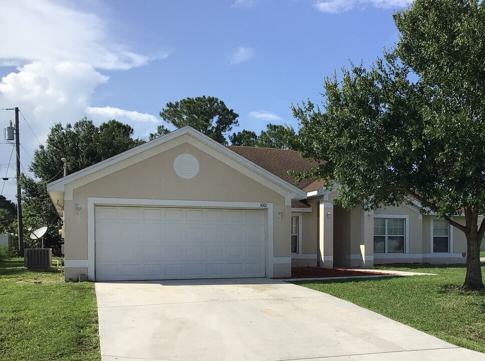 1001 SW Hamrock Ave in Port St. Lucie, FL - Building Photo