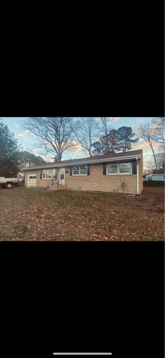 298 Eastwood Dr in Newport News, VA - Building Photo