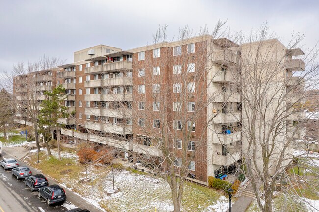 111 Bruce Rue in Kirkland, QC - Building Photo - Building Photo