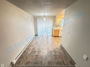 205 SE Sweetbriar Ln in Troutdale, OR - Building Photo - Building Photo