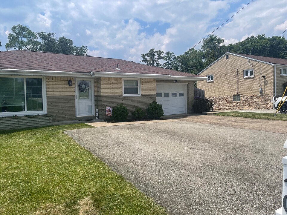 407 Kathy Lynn Dr in Pittsburgh, PA - Building Photo