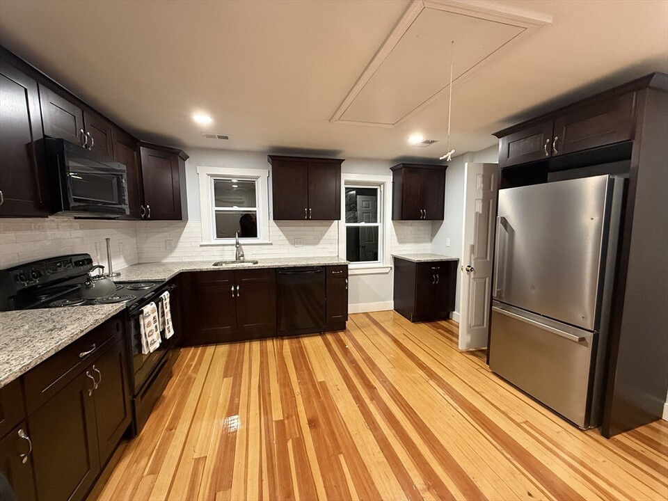 8 Maxwell St-Unit -2 in Taunton, MA - Building Photo